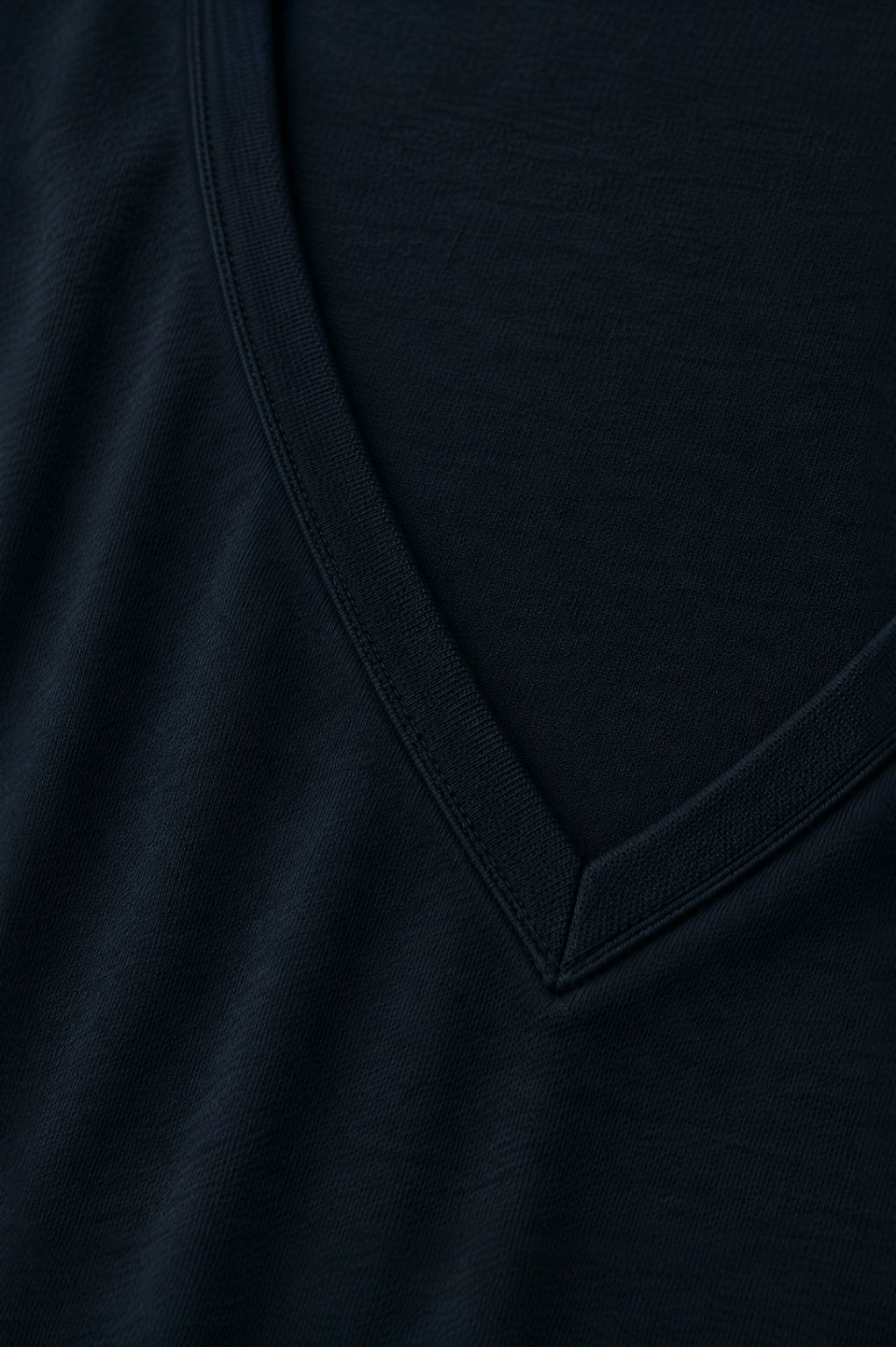 CAMISETA CUELLO EN V AZUL NAVY
