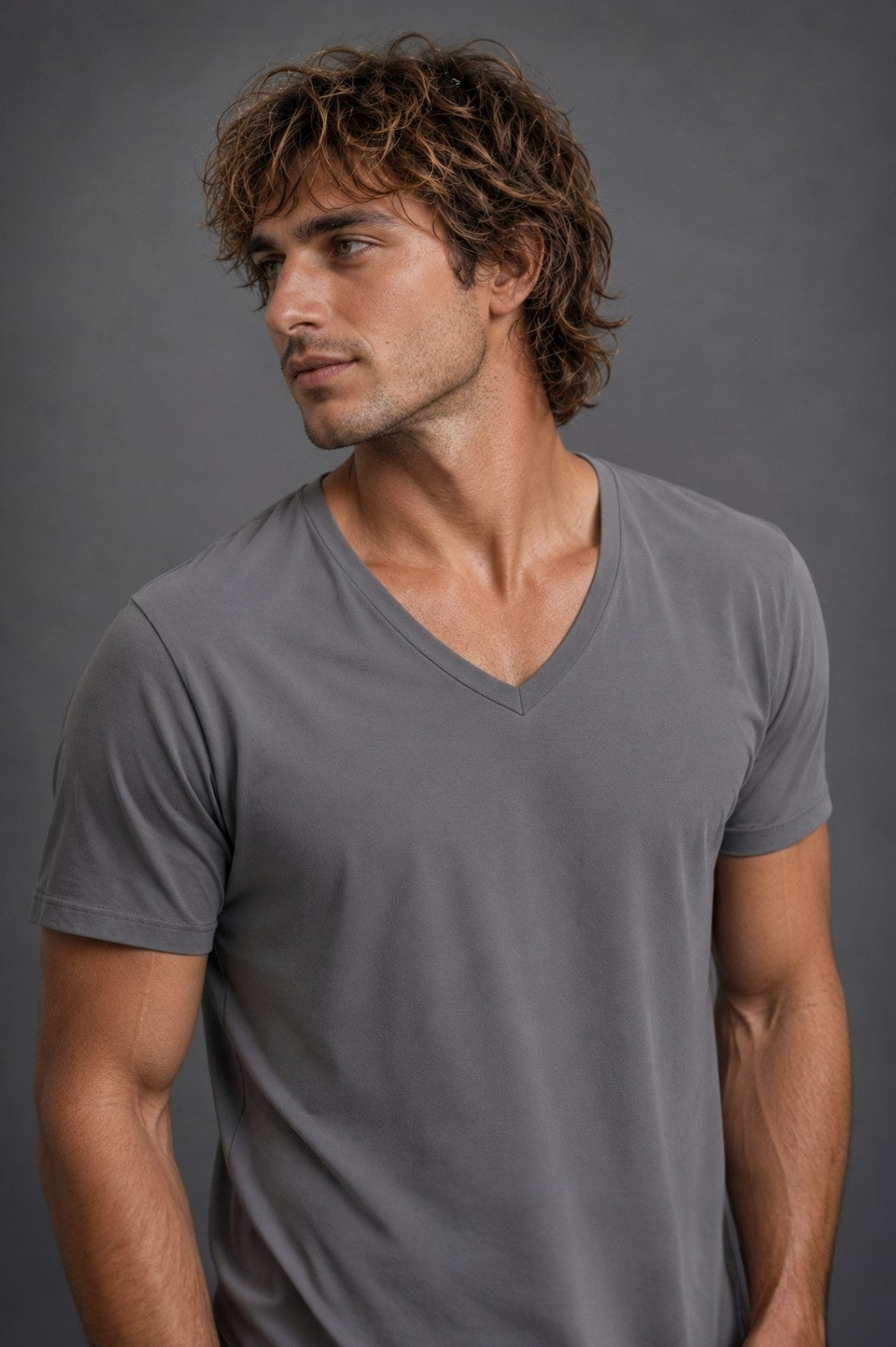 CAMISETA CUELLO EN V GRIS
