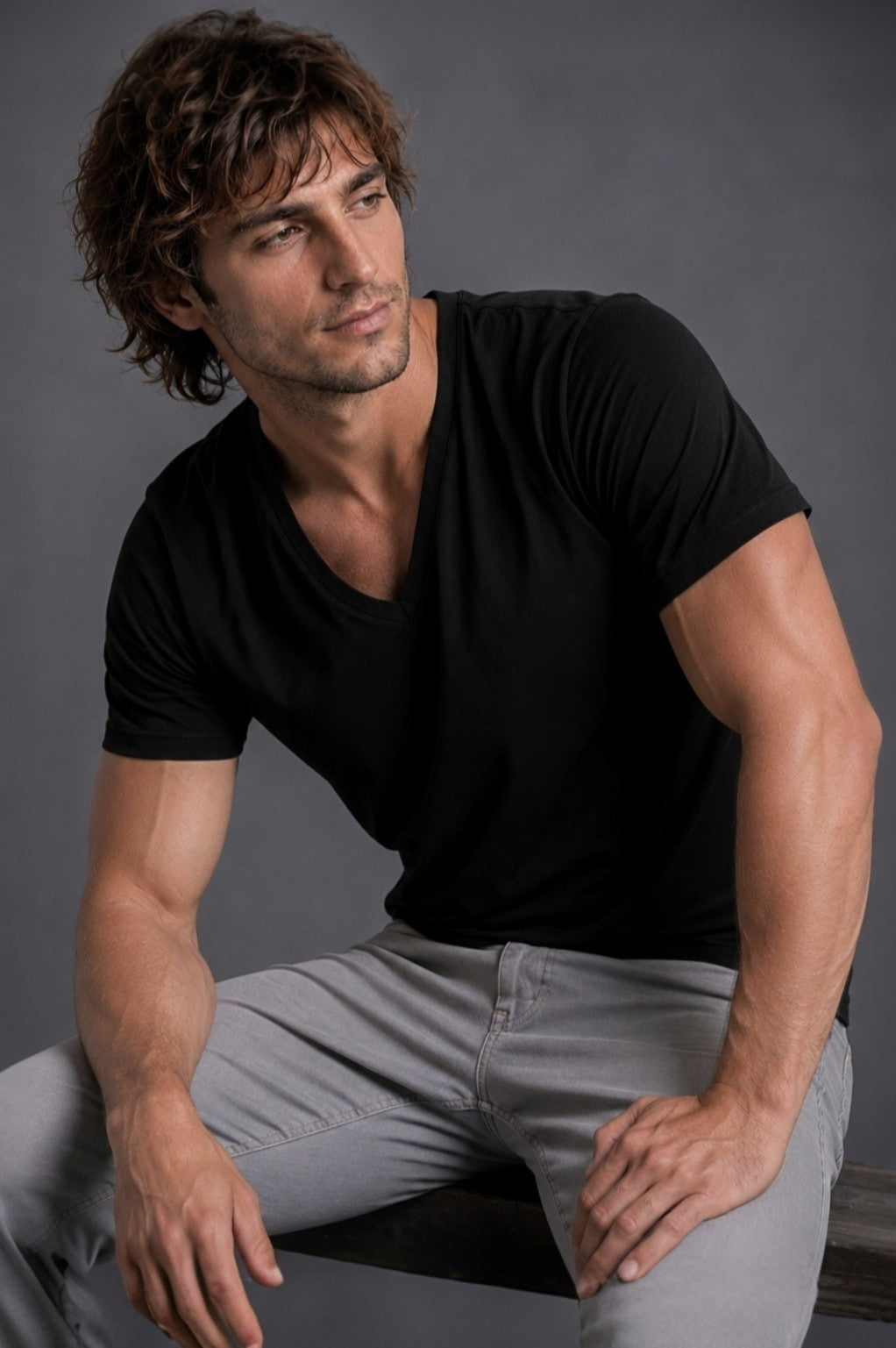 CAMISETA CUELLO EN V NEGRA