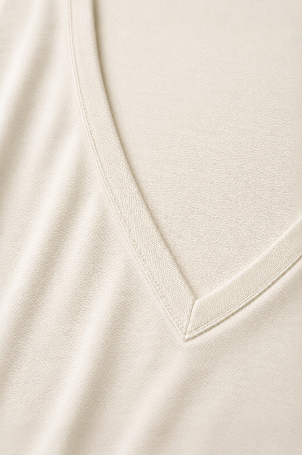 CAMISETA CUELLO EN V MARFIL