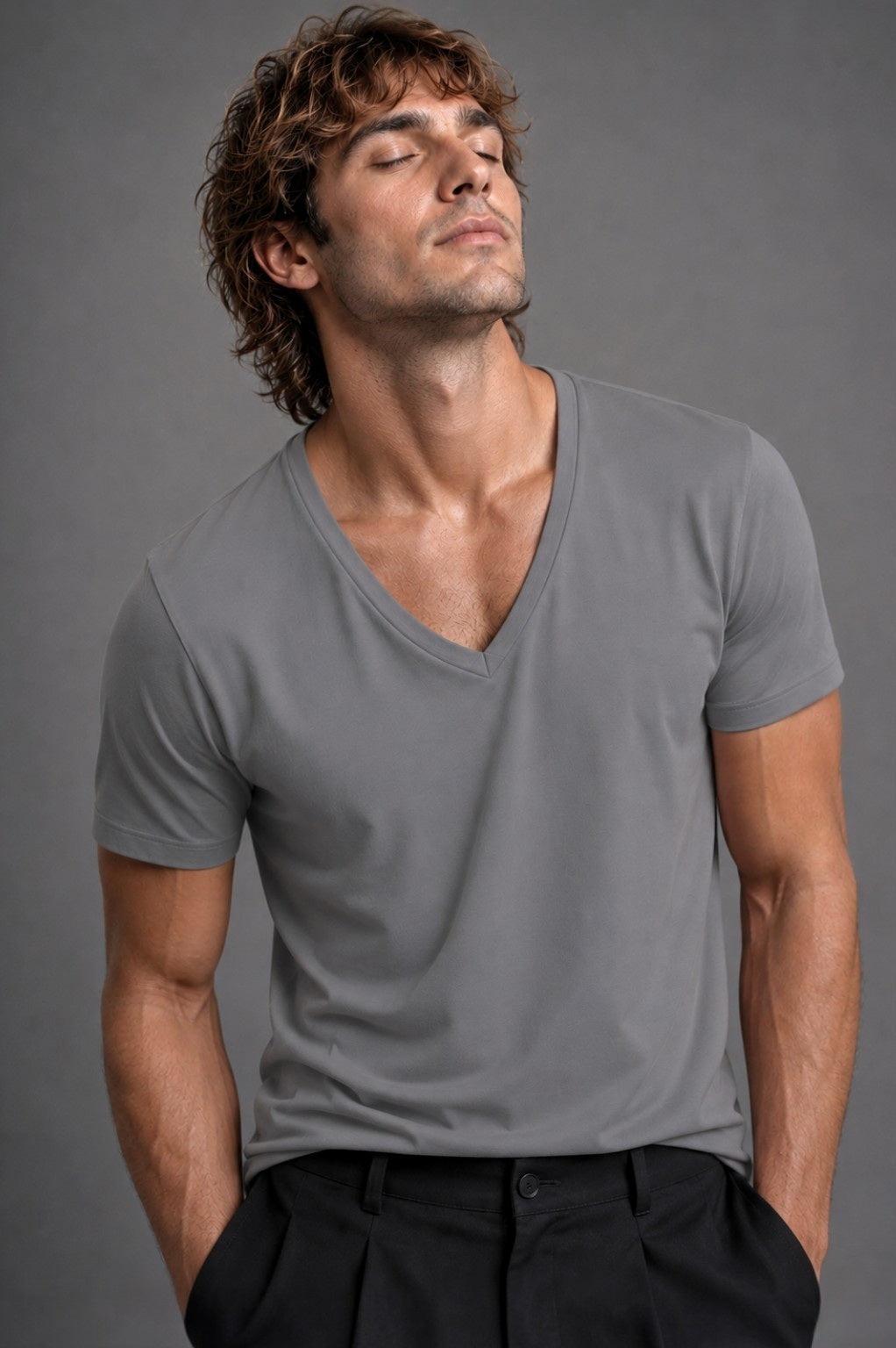 CAMISETA CUELLO EN V GRIS