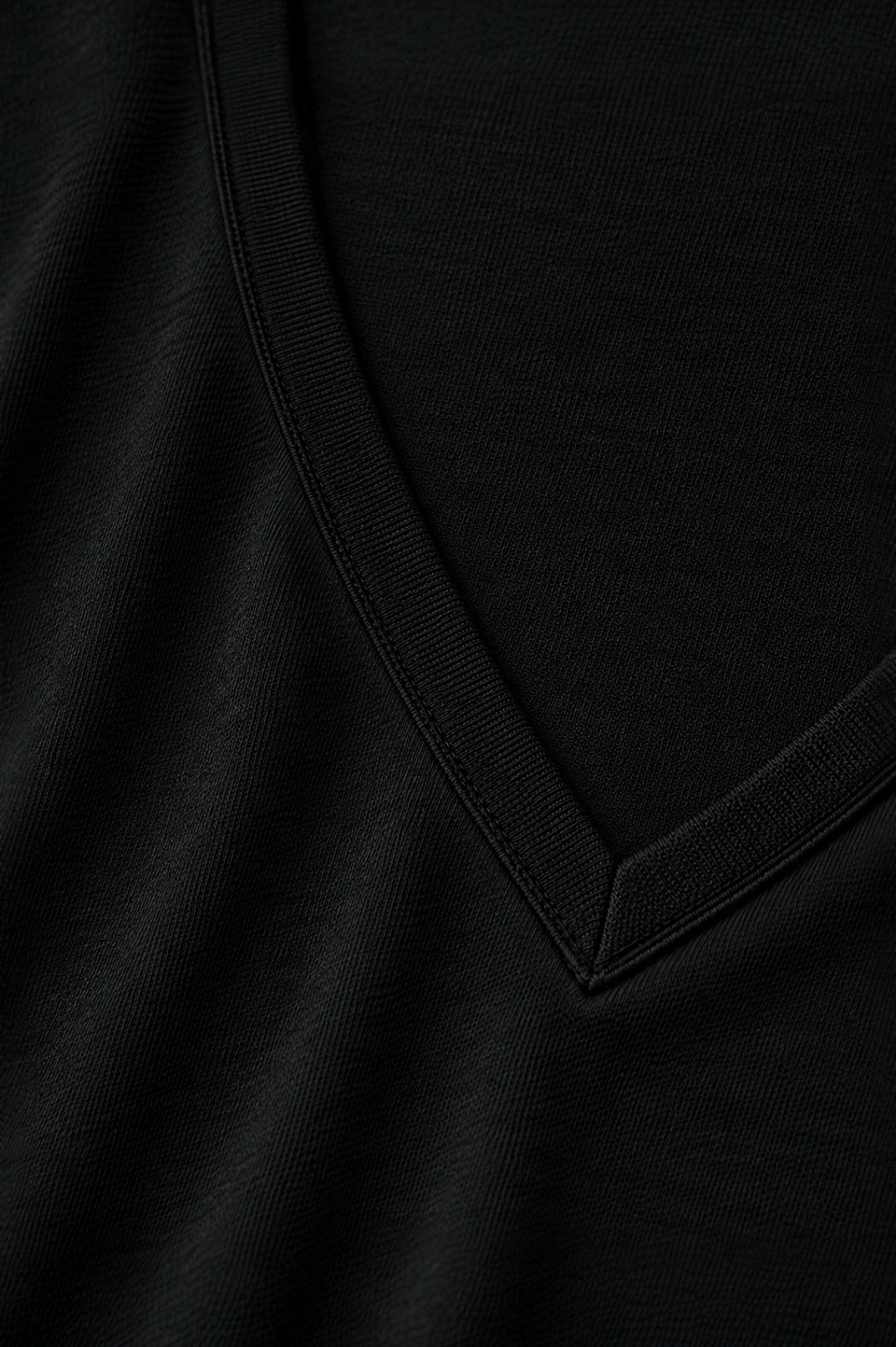 CAMISETA CUELLO EN V NEGRA