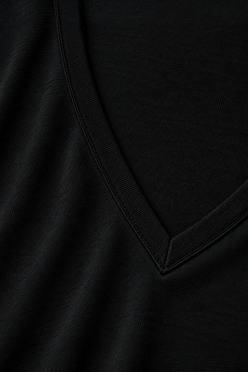 CAMISETA CUELLO EN V NEGRA