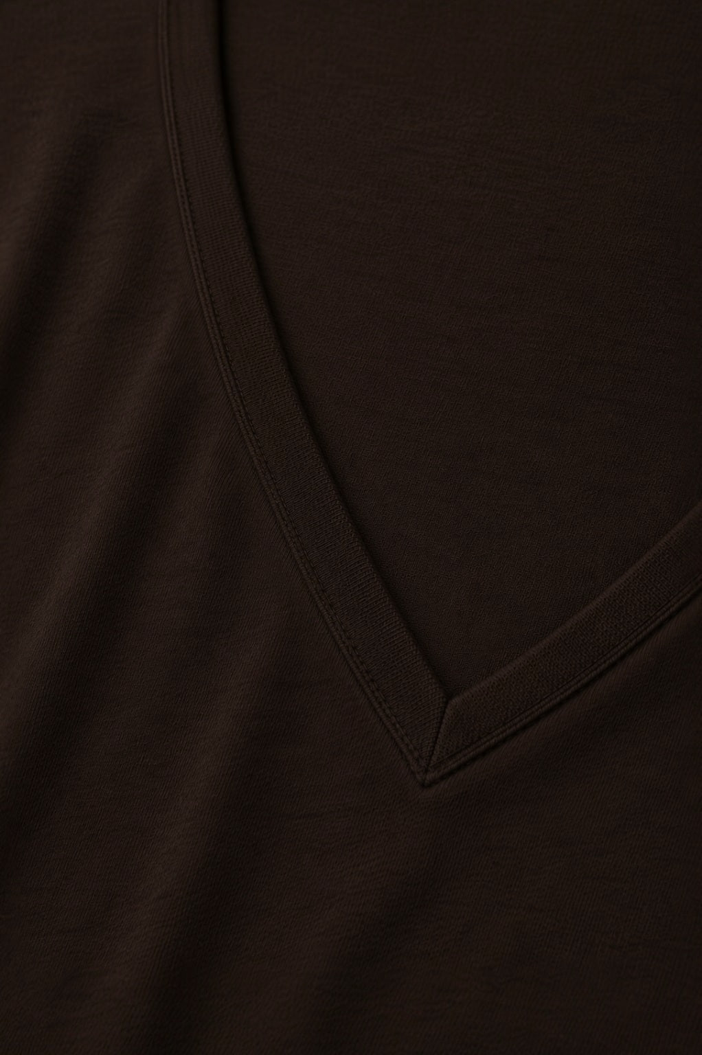 CAMISETA CUELLO EN V CHOCOLATE