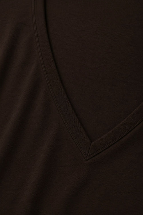 CAMISETA CUELLO EN V CHOCOLATE