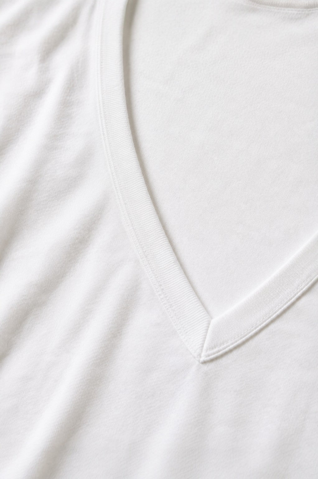 CAMISETA CUELLO EN V BLANCA