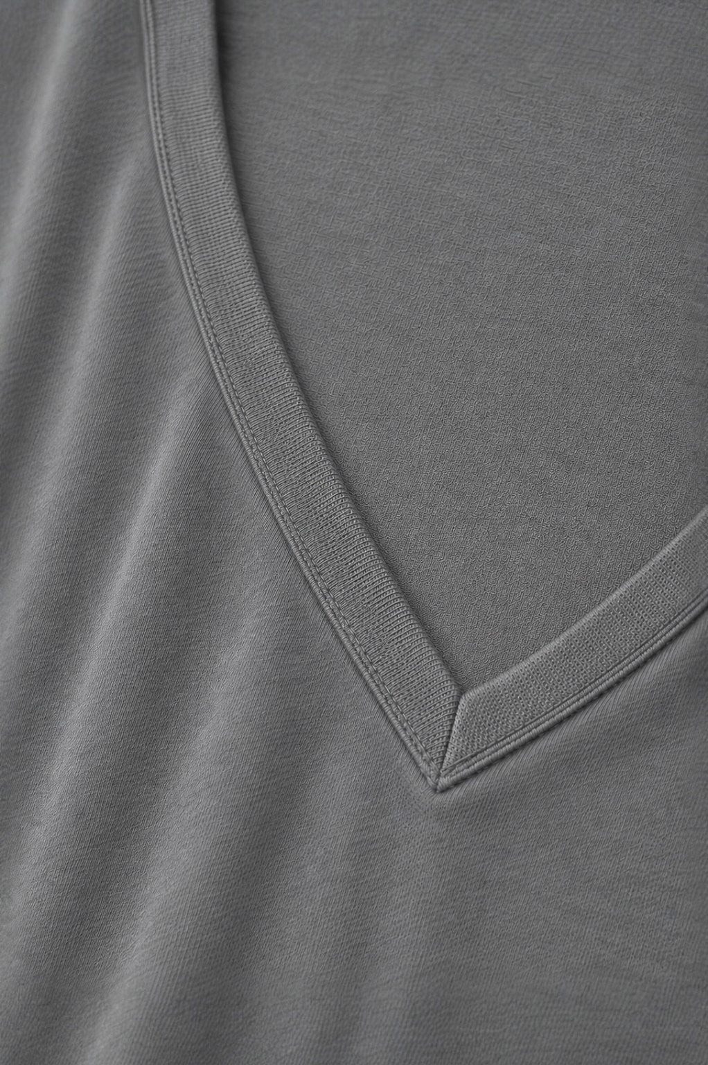 CAMISETA CUELLO EN V GRIS