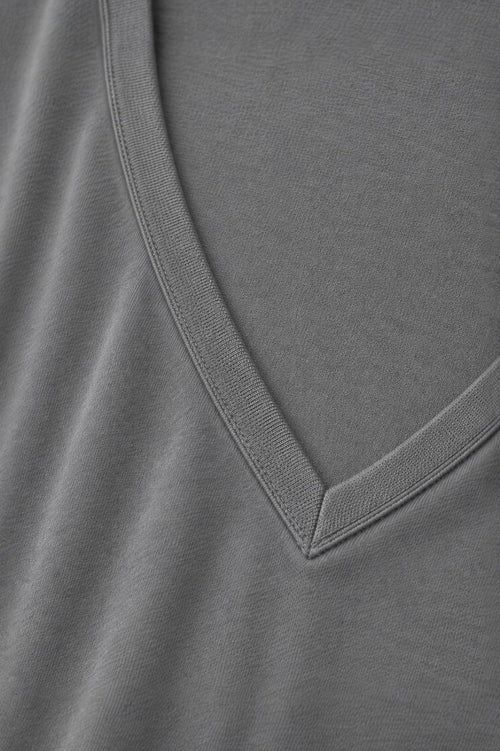 CAMISETA CUELLO EN V GRIS